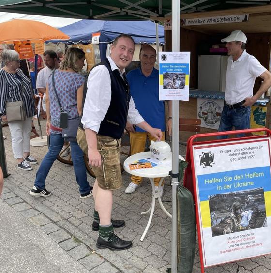 Bürgermeister Leonhard Spitzauer war einer der ersten Spender beim Auftakt der Spenden-Aktion des KSV Vaterstetten „Helfen Sie den Helfern in der Ukraine“ im Rahmen des Straßenfestes der Gemeinde. F.: KSV Vaterstetten