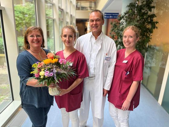 Amelie Albert (Zweite von links) bekam von Daniela Schmidt, Chefarzt Dr. Artur Klaiber und Veronika Eberl (von links) Blumen und Glückwünsche. Foto: Kreisklinik Ebersberg
