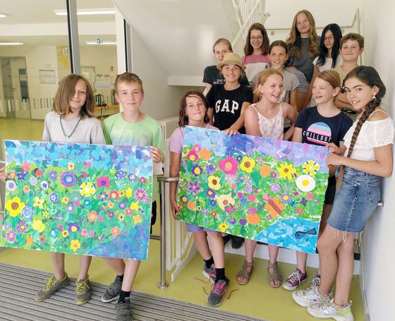 Feldmochinger Schülerinnen und Schüler fertigten liebevolle Collagen für die Jahreszeiten Sommer und Herbst an, die die Demenz-WG verschönern sollen. Foto: Theresia Reichhold