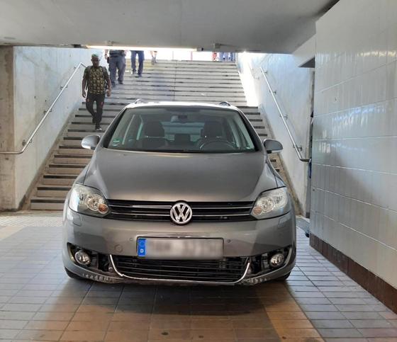 Am S-Bahnhof Allach fuhr ein 86-Jähriger versehentlich die Treppe zum Personentunnel herunter. Foto: Bundespolizei