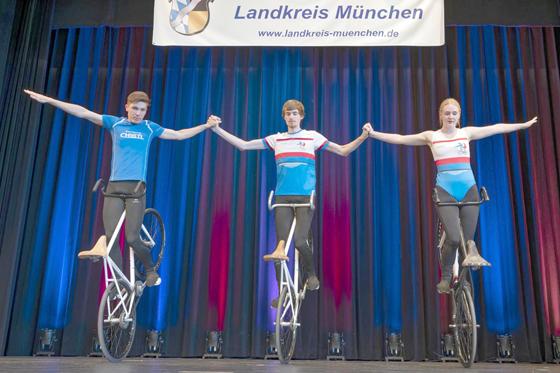 Zeigten während der Feierlichkeiten eine Kostprobe ihres Könnens: die Kunstradfahrerinnen und -fahrer des RSV Schleißheim.  Foto: Jürgen Sauer