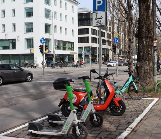 Abstellen von E-Scootern nur noch auf ausgewiesenen Flächen innerhalb des Altstadtrings erlaubt. Foto: ar