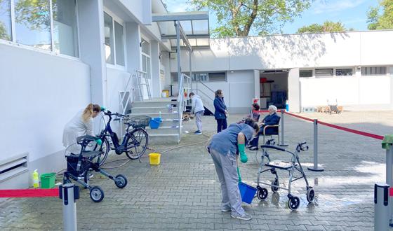 Freiwillige der Augustinum Seniorenresidenz München-Nord reinigten Fahrräder und Rollatoren, um einen Beitrag für die Spiele-Insel zu leisten. Foto: Augustinum