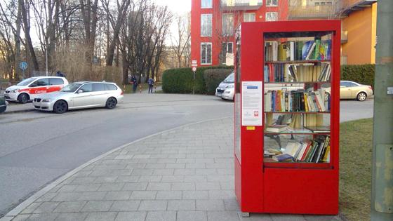 Den Bücherschrank in der St.-Cajetan-Straße gibt es seit Anfang des Jahres. Foto: bas