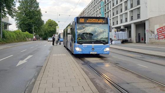 Eng und unkomfortabel ist die Haltestelle am Haidenauplatz, in Richtung Prinzregentenplatz. Foto: SPD