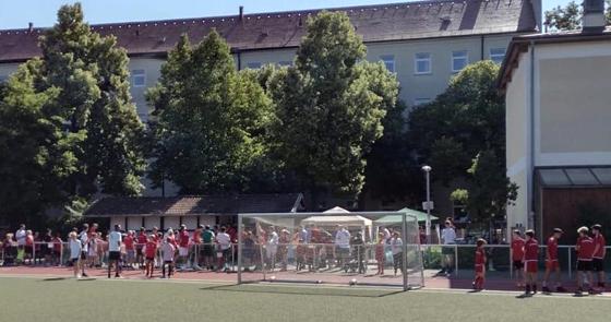 Für die Fußballabteilungsleitung des TSV München-Ost ist das Sommerfest immer ein Höhepunkt. Foto: Verein