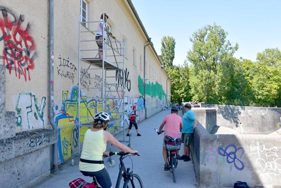 Legales Kunstwerk statt wildes Sprayen: Am Isarwerk Oberföhring entsteht ein großes Graffiti. Foto: Uniper