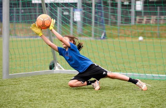 Keine Vereinsbindung und kein Leistungsdruck: Bei “Mädchen an den Ball” steht allein der Spaß am Fußball im Vordergrund. Foto: Biku e.V.