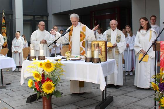 Pfarrer Wolfgang Lanzinger wurde jetzt mit einem feierlichen Open-Air-Gottesdienst in den verdienten Ruhestand verabschiedet. Foto: St. Franziskus