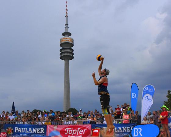In Sichtweite zum Olympiaturm ermitteln Bayerns Beachvolleyballer auch 2022 ihren Meister. Foto: Lothar Forstmair
