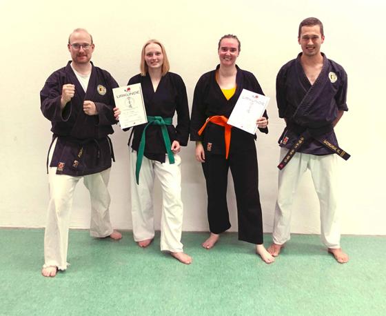 Trainer Maximilian Keine, Lina van Brügge, Miriam Fehn und Prüfer Dominik Richstein sind stolz auf die gezeigten Leistungen der Karateka. Foto: TSV Neufahrn