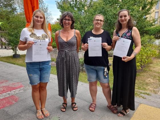Dreimal überreichte Christine Hofner (2. von links) zum Start der Sommerferien das Zertifikat über die erfolgreich Ausbildung zur Assistenzkraft. Foto: Diakonie Hasenbergl