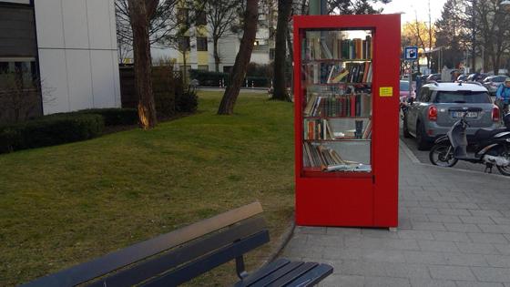 Lesespaß für Ramersdorf: Den Bücherschrank am Kustermannpark gibt es seit Anfang des Jahres. Foto: bas