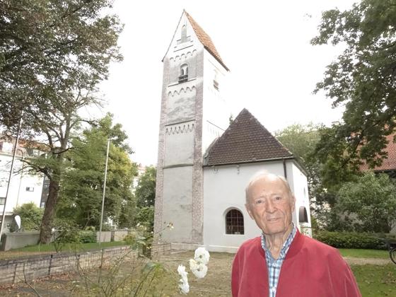 Die Alte St. Georgskirche hat ebenso wie der Ort Milbertshofen eine lange Geschichte, meint Georg Schneid, Vorsitzender des Fördervereins Alte St. Georgskirche. Foto: tab