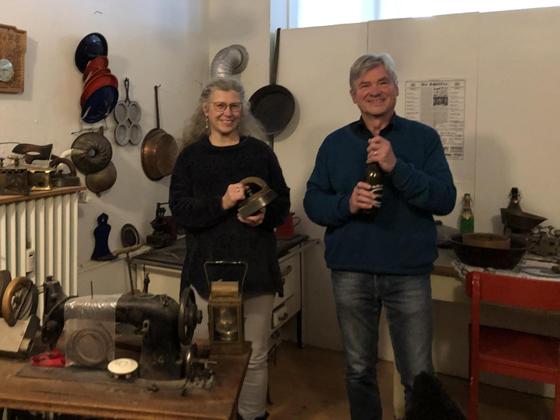 Dr. Cornelia Renner und Dr. Harald Nottmeyer präsentieren alte Haushaltsgegenstände, die man im Heimatmuseum Unterhaching bewundern kann.  Foto: hw