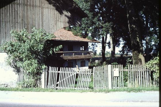 Der verfallende Wolfschneiderhof 1983, wieder hergestellt seit 1986 als Museum und Heimathaus dienend. Foto: Gemeindearchiv