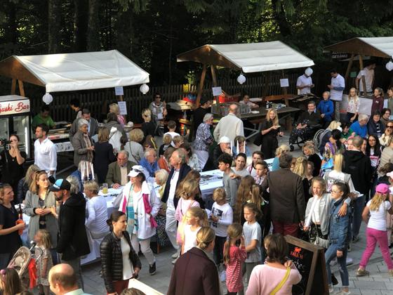 Ein buntes Treiben herrscht beim Grünwalder Straßenfest, das sich großer Beliebtheit erfreut. Foto: hw