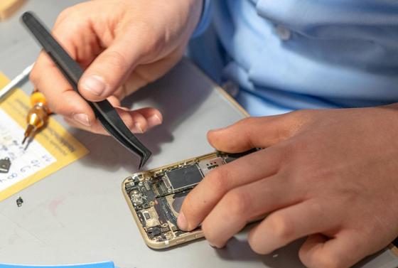 Auch Smartphones werden repariert, die Ersatzteile sind selbst mitzubringen. Foto: Michael Himmelstoß
