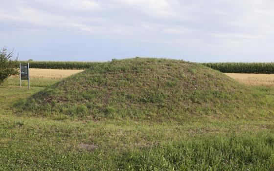 Ein keltisches Hügelgrab ist bei Eichenkofen praktisch nachträglich wieder errichtet worden, um zu zeigen, was dort früher einmal war. Daneben steht eine Informationstafel auch über das einst größte Grabhügelfeld. Foto: Kuhn