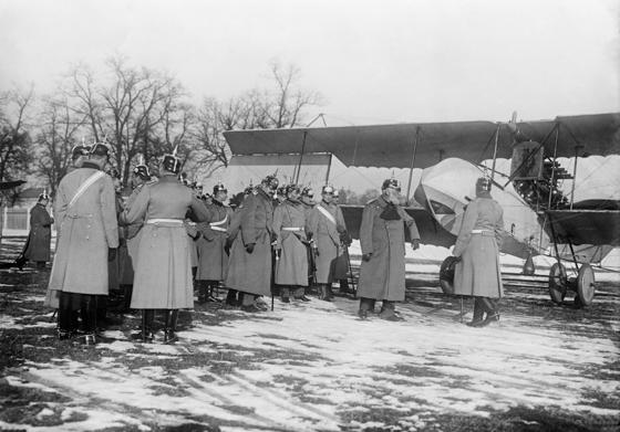 König Ludwig III. von Bayern inspiziert 1913 die Fliegertruppe in Schleißheim. Am Wochenende feiert die Flugwerft ihren stolzen 110. Geburtstag. Foto: Deutsches Museum