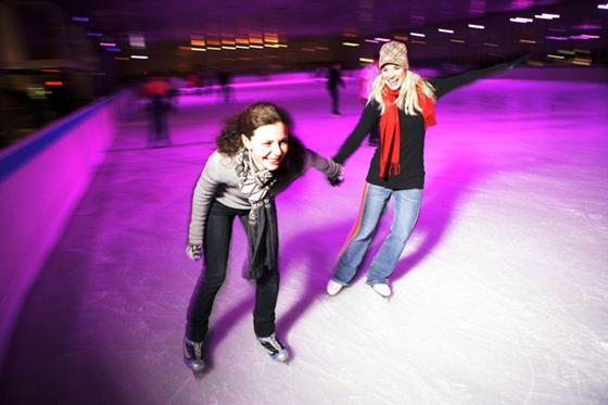 Kufen-Fans können im Olympia-Eissportzentrum wieder ihre Kreise ziehen. Foto: VA