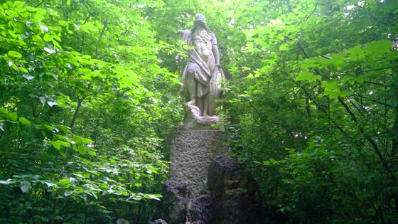 Weitgehend unbekannt: Das Denkmal für Odin steht in einem Wädchen nördlich des Klinikums Bogenhausen. Foto: bas