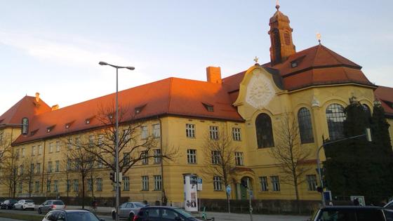 Viele Jahre war das alte St.-Martin-Spital die Heimat der Münchner Volkshochschule. Foto: bas