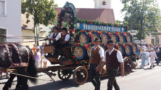 Jedes Jahr wird das Münchner Oktoberfest am ersten Samstag mit dem feierlichen Einzug der Wiesnwirte und dem traditionellen Fassanstich eröffnet. Foto: std