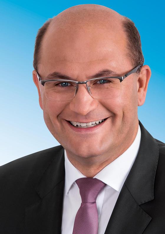 Staatsminister Albert Füracker ruft zur Teilnahme an dem Wettbewerb „Gütesiegel Heimatdorf 2023“ auf.  Foto: stmfh