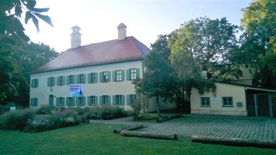 Heute Treffpunkt und Kulturzentrum, früher temporär eine Schule: 1910 kaufte die Gemeinde Moosach das Pelkovenschlössl, um dorthin Klassen auszulagern. Foto: bas