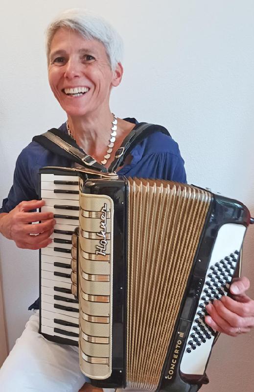 Musikgeragogin Carola Renzikowski bietet einen neuen Kurs für Demenzpatienten an. Foto: Renzikowski