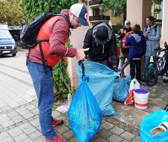Gemeinsam machten sich die ehrenamtlichen Helfer daran, den Müll aus der Natur aufzusammeln. Foto: Gemeinde Garching