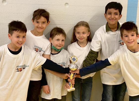 Erfolgreich am Schachbrett (von links): Kai, Leo, Atreyu, Barbara, Saksham und Jonas haben sich für die deutsche U10-Vereinsmeisterschaft qualifiziert. Foto: Verein