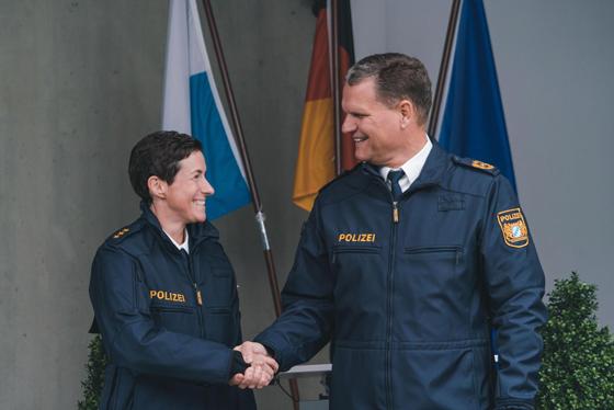 Polizeipräsident Thomas Hampel führte die neue Leiterin der Polizeiinspektion Schwabing, Silke Weeger, offiziell in ihr neues Amt ein. Foto: PP Muenchen