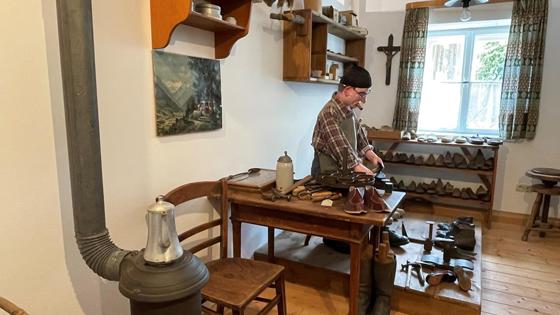 Zu den vielen Highlights im Argeter Heimatmuseum gehört eine komplett eingerichtete Schusterwerkstatt. Foto: hw