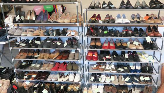 Nach drei Jahren Pause findet wieder der Secondhand-Basar der Kolpingsfamilie Unterföhring statt, der unter anderem eine große Auswahl an gebrauchten Schuhen bietet. Foto: VA