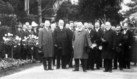 König Ludwig III. von Bayern (Bildmitte) besichtigt die Blumenausstellung der Bayerischen Gartenbauausstellung auf der  Theresienhöhe, 1914. Foto: Stadtarchiv München/Hochbauamt