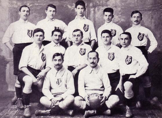 Die Fußballmannschaft des DFC Prag 1904. Ein Jahr zuvor war der Club erster deutscher Vizemeister geworden. Seit 2016 gibt es den Verein wieder. Foto: gem