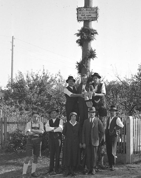 Ein Hochzeitsbaum aus den 1930er Jahren, aufgenommen in Haging, gehört zu den Fotoschätzen, die es am 14. Oktober zu bewundern gibt. Foto: Familie Fuchs