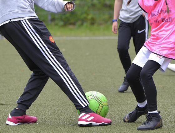 Bei "Mädchen an den Ball" können Mädels ohne Druck ausgelassen kicken. Foto: Simone Bauer/Archiv