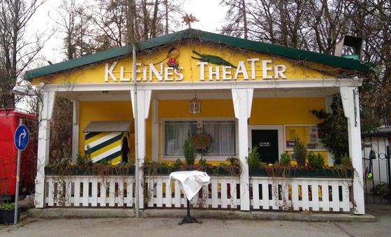 Am Eingang des Bürgerparks Oberföhring liegt das Kleine Theater im Pförtnerhaus. Foto: bas