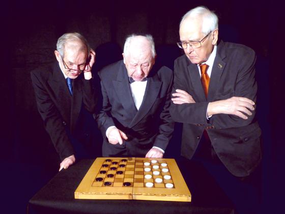 Drei alte Männer treffen sich, wie seit 40 Jahren, zum Dame-Spiel. Aber es sind nur zwei Stühle vorhanden... Foto: VA