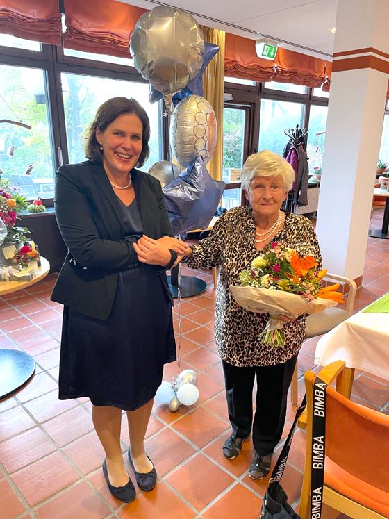 100 Jahre alt und immer noch ausgesprochen aktiv ist Katharina Sassenberg (rechts). Bürgermeisterin Verena Dietl gratulierte. Foto: Büro Verena Dietl
