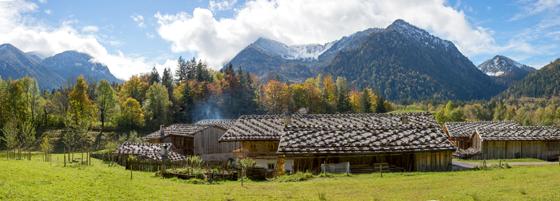 Das altbayerische Dorf inmitten der Herbstlandschaft. Foto: Markus Wasmeier