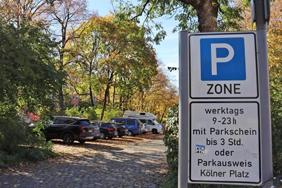 Der Parkplatz am Kölner Platz soll in Stelzenbauweise mit Holzmodulen überbaut werden. Forto: ar