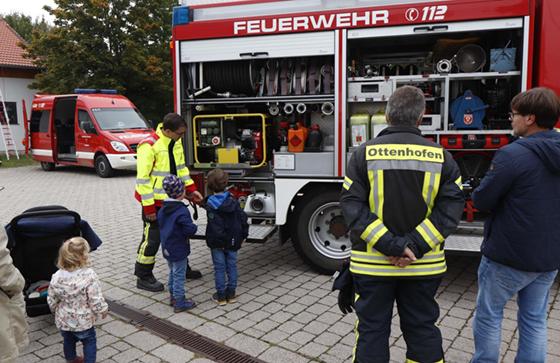 Großer Einsatz für die Nachwuchswerbung der Floriansjünger in Ottenhofen: Die Lange Nacht der Feuerwehr dauerte bis 23 Uhr. Foto: kw