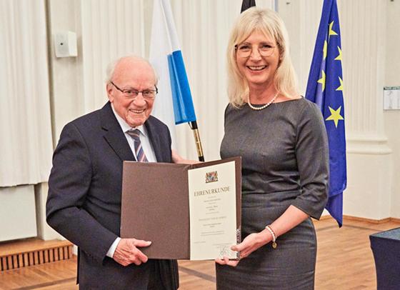 Sage und schreibe 80 Jahre in einem Beruf: Staatsministerin Ulrike Scharf ehrte Emil Mock. Foto: StMAS/Gert Krautbauer