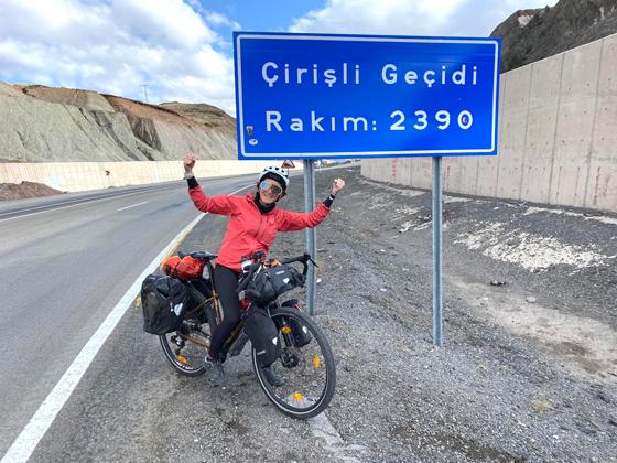 Die 29-jährige Rad-Enthusiastin Sophia Schlederer hat 10.000 km auf dem Fahrrad zurückgelegt. Auf dem Weg nach Georgien kam sie durch zehn Länder. Foto: VA