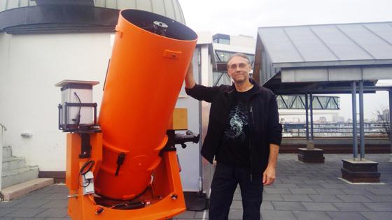 Manfred Mauz hat das barrierefreie Teleskop in der Volkssternwarte München gebaut. Damit können auch Rollstuhlfahrer bequem in den Sternenhimmel schauen. Foto: bas