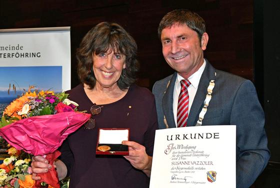 Susanne Vazzoler (links) freute sich über die Bürgermedaille, die Unterföhrings Bürgermeister Andreas Kemmelmeyer überreichte. Foto: Gemeinde Ufg/foe
